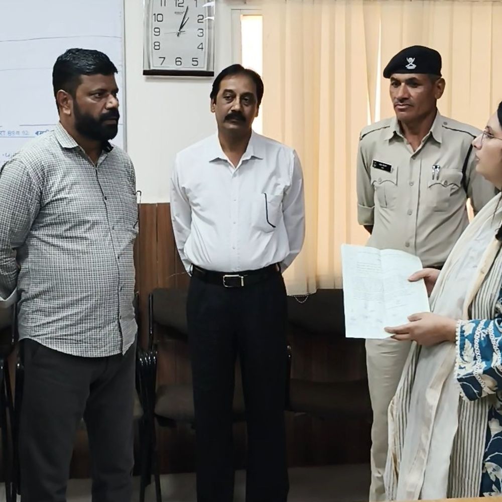 सब इंजीनियर मारपीट केस में जनपद सदस्य पति का विरोध:  देवास में कर्मचारियों ने जिला पंचायत सीईओ को ज्ञापन सौंपा, गंभीर धाराएं जोड़ने की मांग – Dewas News