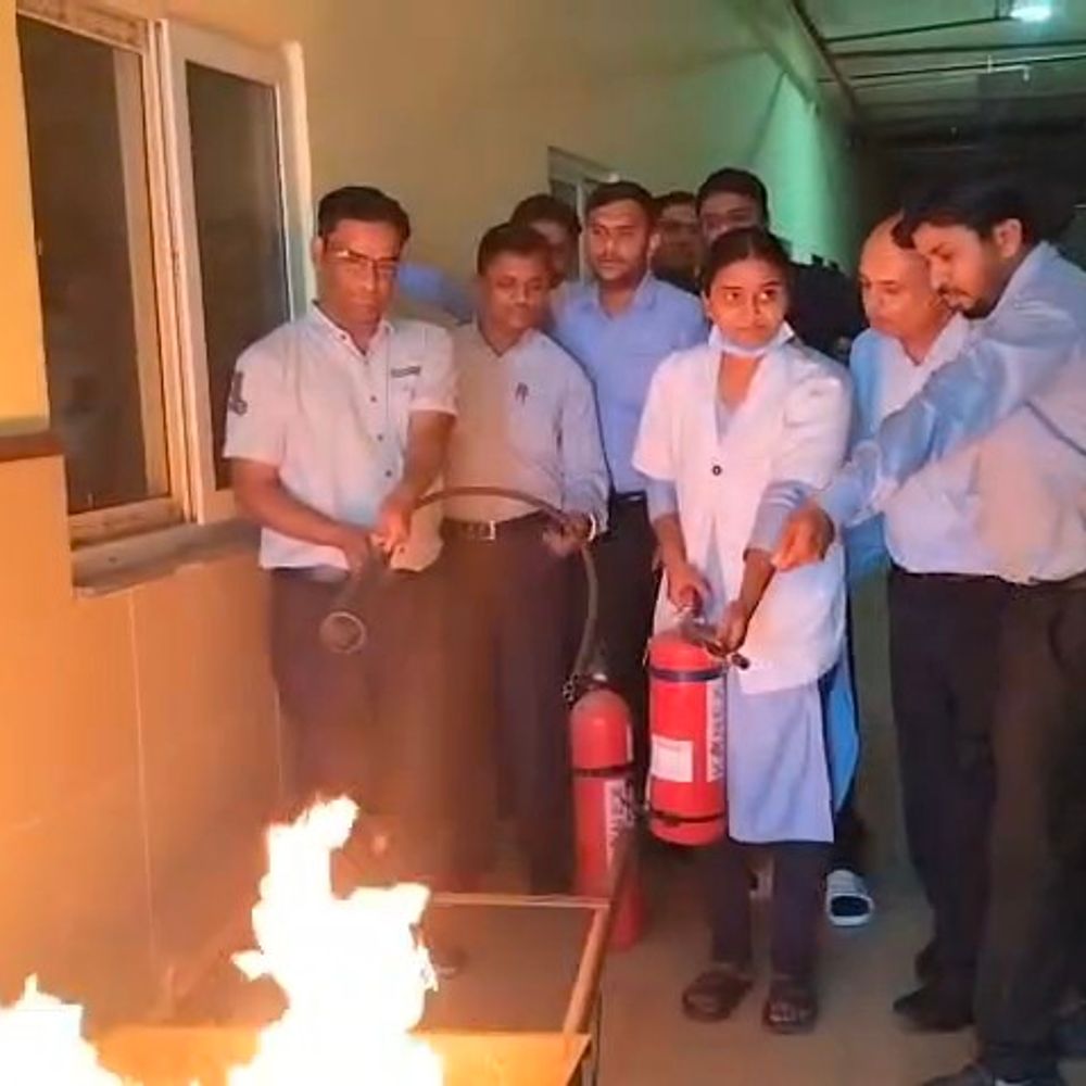 डूंगरपुर अस्पताल में फायर सेफ्टी मॉक ड्रिल:  आग बुझाने और बचाव कार्यों का प्रदर्शन, आपातकालीन स्थितियों से निपटने की तैयारी परखी – Dungarpur News