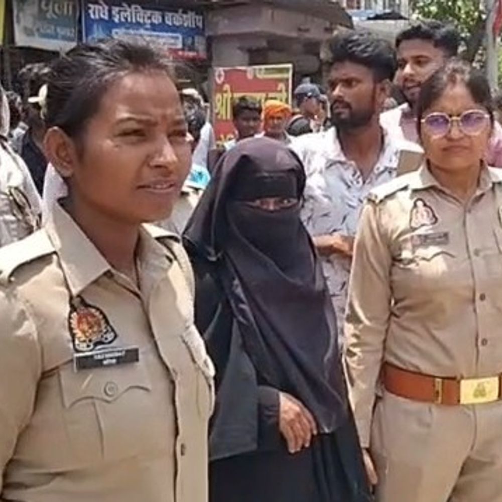 बुर्का पहने महिला ने मंगलसूत्र काटने का प्रयास किया:  गाजीपुर में भीड़ ने आरोपी को पकड़कर पुलिस के हवाले किया, पूछताछ जारी – Ghazipur News