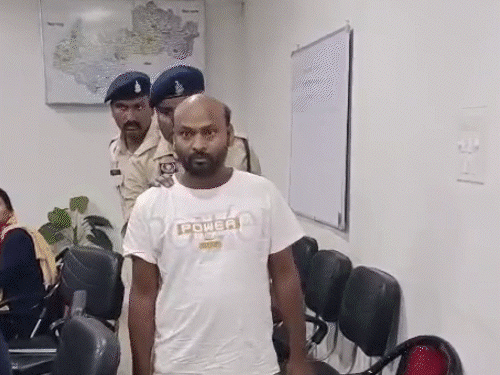 24 चोरियां करने वाला शातिर चोर गिरफ्तार:  निर्माणाधीन-मकानों को बनाता निशाना, सस्ती छड़-सीमेंट का लालच देकर करता वारदात; 32 लाख के सोने-चांदी के जेवर बरामद – Mahasamund News