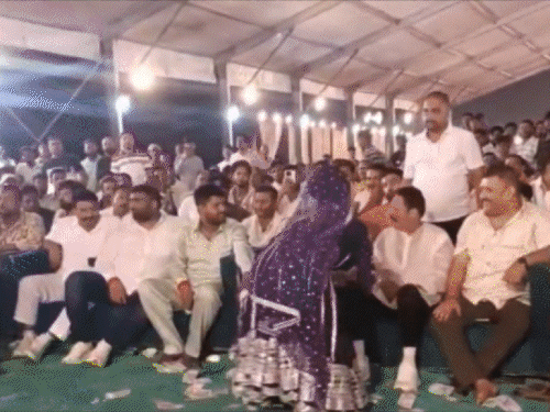अनंत सिंह डांस विवाद–पहली बार सामने आईं डांसर अर्चना:  बोलीं– मैं कलाकार हूं तवायफ नहीं, मैंने सादे कपड़ों में डांस किया, इसमें अश्लीलता क्या है – Gopalganj News