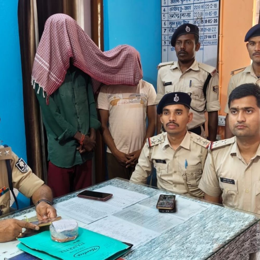 2 आरोपी अरेस्ट, पिघलाया सोना बरामद:गोपालगंज में पुलिस ने डकैती कांड का किया खुलासा; 24 मार्च की घटना