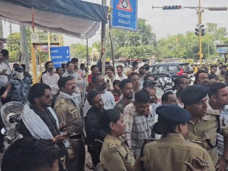 महूनाका पर भाजपा नेताओं और ट्रैफिक पुलिस में विवाद:  टीआई और पुलिसकर्मियों को सस्पेंड करने की मांग पर अड़े कार्यकर्ता, चक्काजाम किया – Indore News