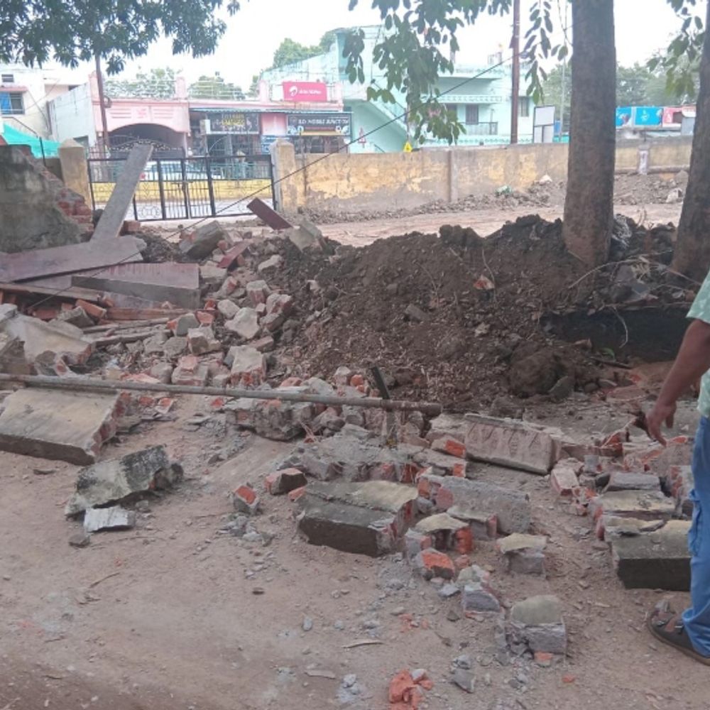 रायपुर में CPS स्कूल की दीवार गिरी:  3 बच्चियां घायल, JCB से तोड़फोड़ के दौरान हुआ हादसा; पिता ने की जिम्मेदारों पर कार्रवाई की मांग – Raipur News