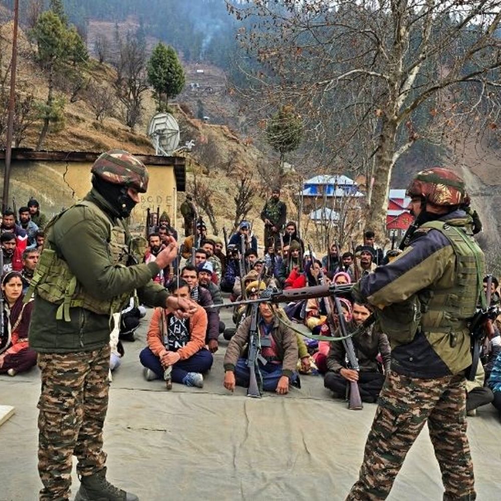 कश्मीर में एडवांस हथियारों वाली 1500 विलेज गार्ड्स की ‘फौज’:  5 जिलों के ग्रामीण जवानों के साथ 12-12 घंटे की ड्यूटी कर रहे