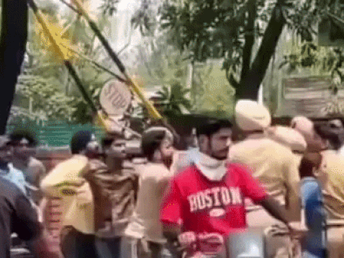अमृतसर GNDU में छात्रों और गार्ड में मारपीट:  VIDEO, आईडी कार्ड मांगने पर भड़के छात्र, सुरक्षाकर्मी के साथ की हाथापाई – Amritsar News