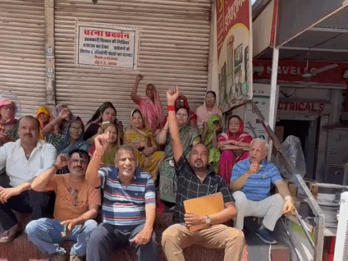 दूध की जगह शराब बेचने की तैयारी:  बुजुर्ग दुकानदार बोला – बगल में मेरी दुकानदारी खराब हो जाएगी, पड़ौसी ने गलत किया – Alwar News