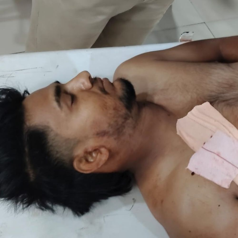 धौलपुर में युवक ने खुद के कंधे में गोली मारी:  गंभीर हालत में आगरा रेफर, मौके से देसी कट्‌टा बरामद; खुद की परचून की दुकान – Dholpur News