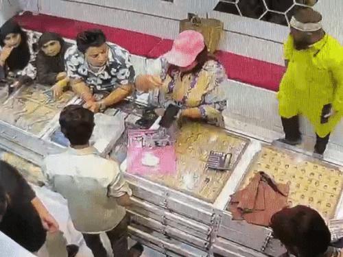 आर्ट गैलरी से 283 ग्राम की दो चेन चुराई,VIDEO:  ग्राहक बन कर आए महिला-पुरुष, चोरी की घटना सीसीटीवी में हुई रिकॉर्ड – Ajmer News
