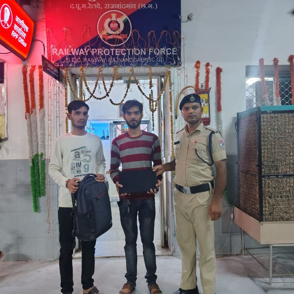 आरपीएफ ने यात्री का ₹1.55 लाख का लैपटॉप लौटाया:  राजनांदगांव में ‘ऑपरेशन अमानत’ के तहत प्लेटफॉर्म पर छूटा बैग सुरक्षित दिया – Rajnandgaon News