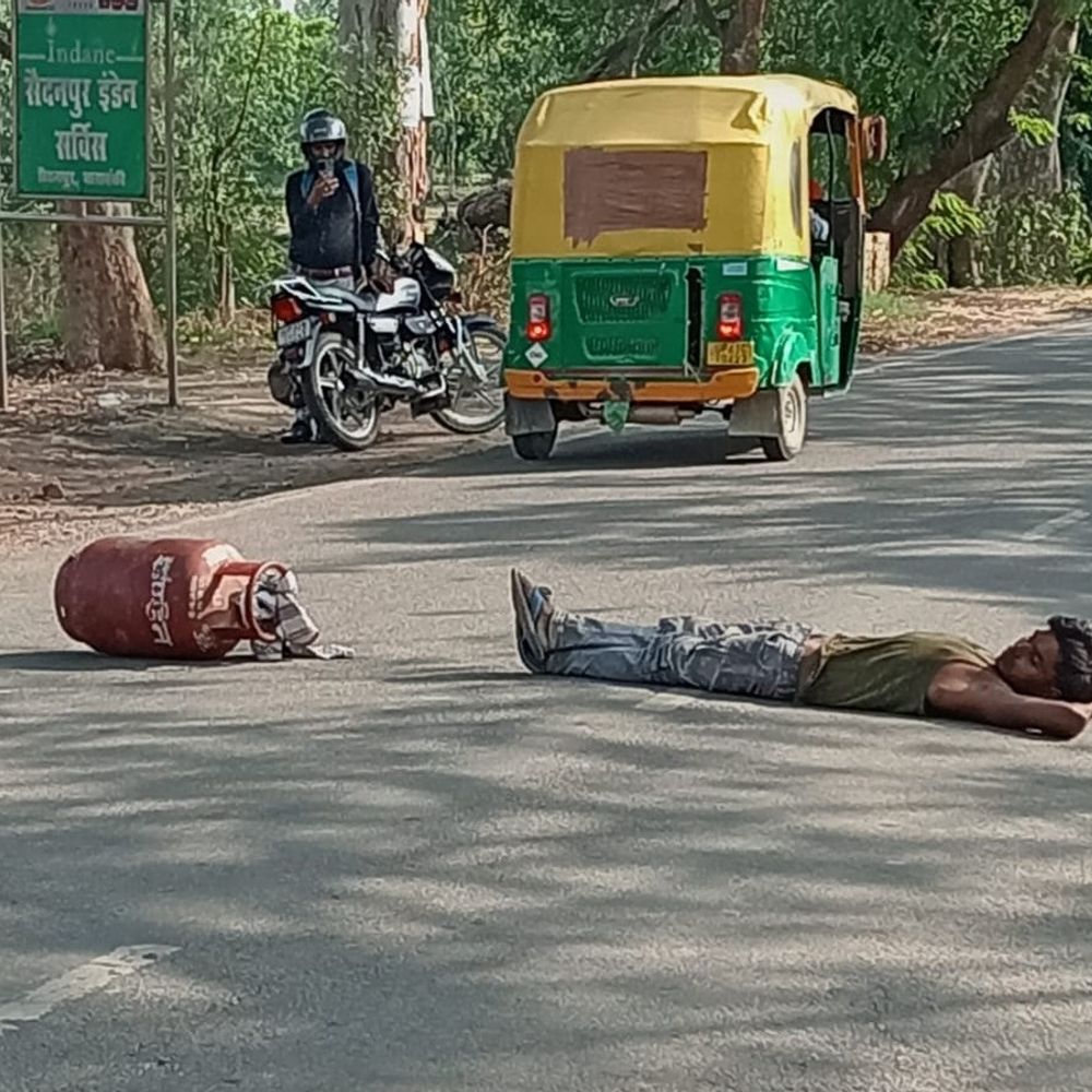 बाराबंकी में गैस न मिलने पर युवक सड़क पर लेटा:  सिलेंडर के साथ प्रदर्शन से यातायात बाधित, पुलिस ने सुलझाया मामला – Barabanki News