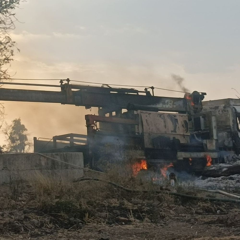 खेत पर बोरवेल मशीन में लगी आग:  गाड़ी जलकर खाक; दमकल ने पाया काबू; शाजापुर में शॉर्ट सर्किट से हादसा – shajapur (MP) News