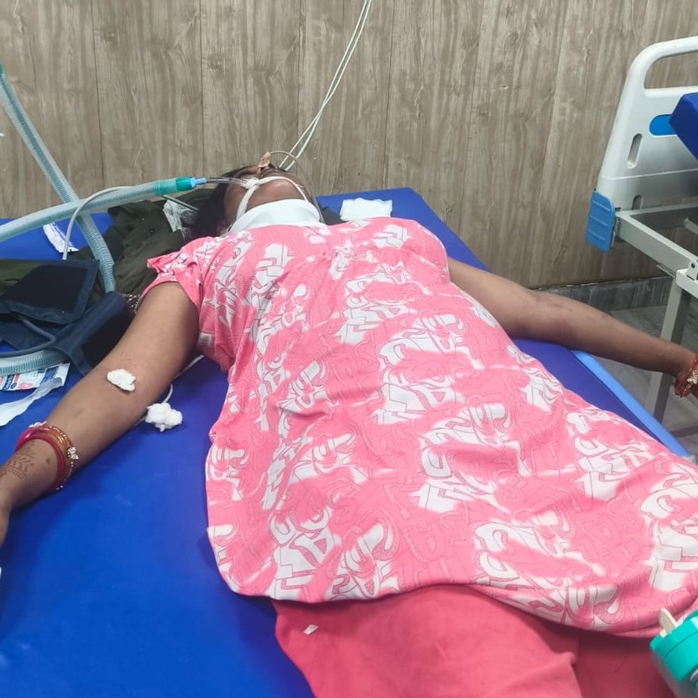 पति से झगड़कर महिला फंदे पर झूली, पुलिस ने बचाया...VIDEO:कानपुर में लड़ाई के बाद घर से भागी, वापस लाया तो सुसाइड की कोशिश