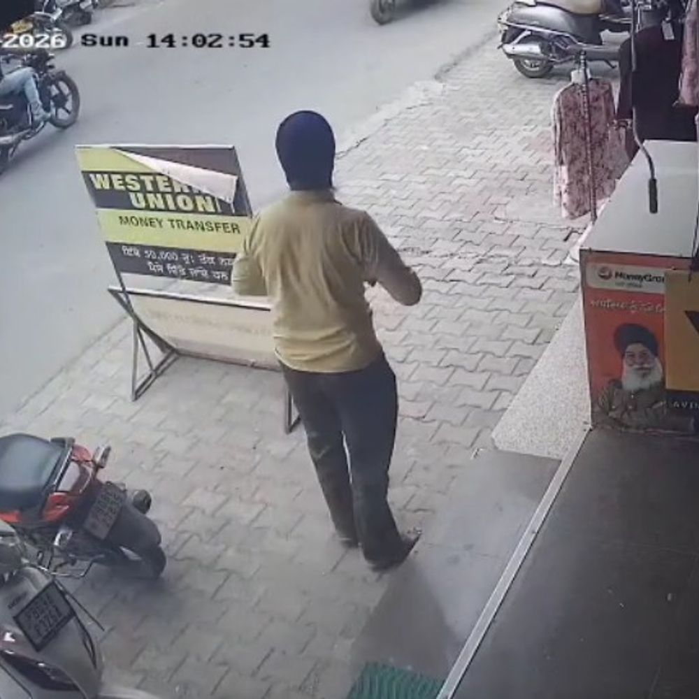 कपूरथला में मनी एक्सचेंजर की दुकान से दिनदहाड़े चोरी:  गेट-गल्ला तोड़कर डेढ़ लाख उड़ाए, अप्रैल में भी हुई थी वारदात, CCTV में कैद – Kapurthala News