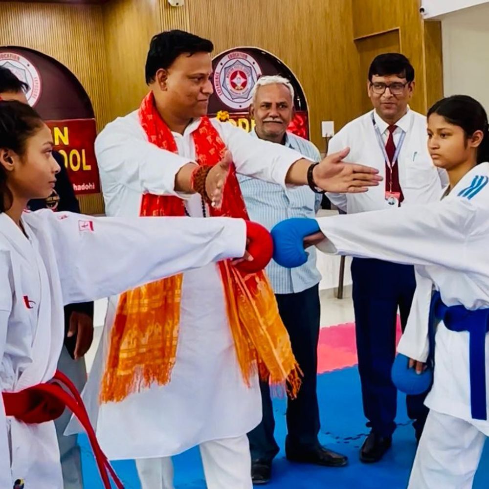 द्वितीय अंतर्विद्यालयी कराटे प्रतियोगिता में 6 जिलों के खिलाड़ी शामिल:भदोही डीएम सिंह गहरवार बोले- आत्मरक्षा व स्वस्थ शरीर के लिए कराटे जरूरी