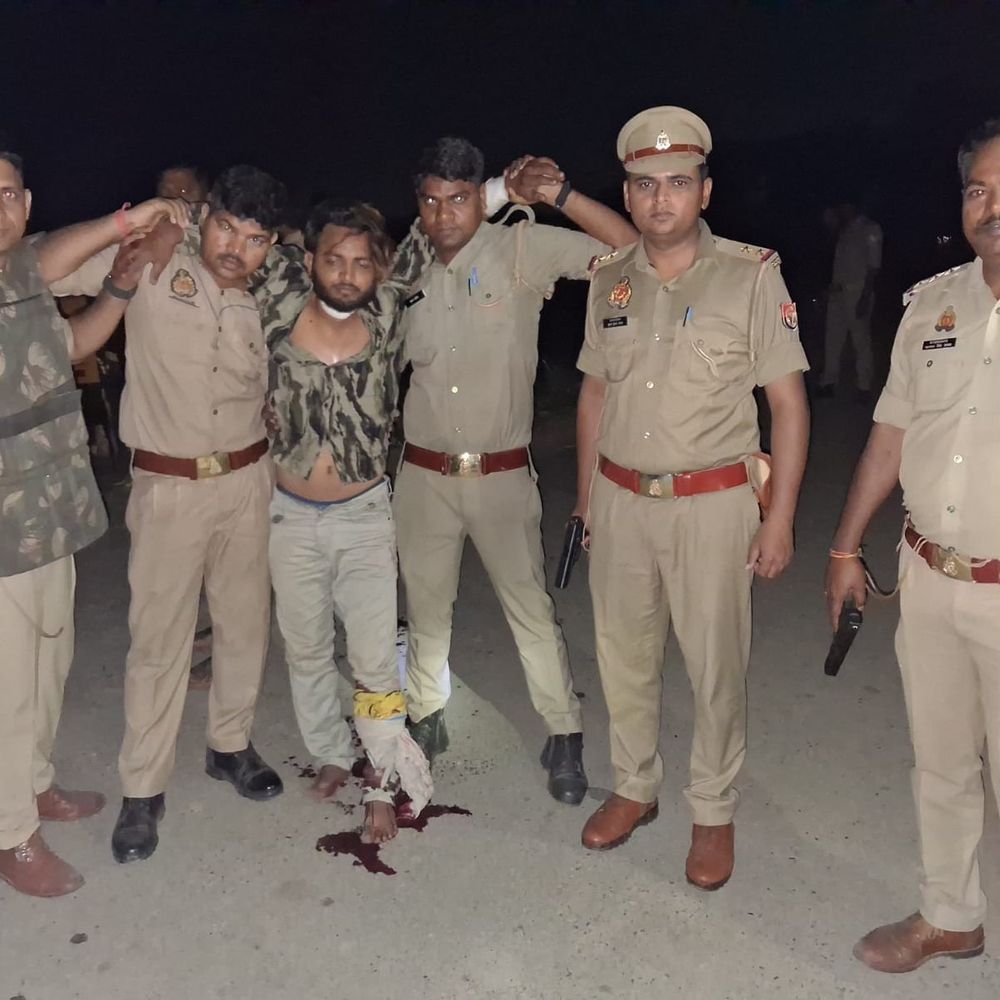 महिलाओं से छिनैती करने वाले दो बदमाश मुठभेड़ में गिरफ्तार:  देवरिया में पुलिस की जवाबी फायरिंग में एक के पैर में गोली; लूट के गहने, नकदी और तमंचे बरामद – Deoria News