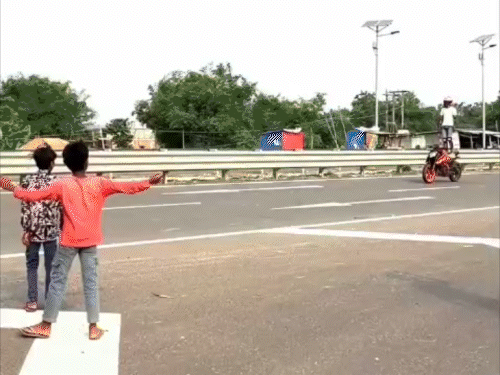 कटिहार में हाईवे पर बाइक से स्टंट:  अश्लील गाने के साथ बना रहे थे रील, स्टंटबाजों के खिलाफ कार्रवाई की मांग – Katihar News