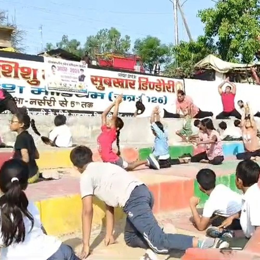 डिंडोरी में नर्मदा घाट पर सफाई और योग:  कलेक्टर ने बच्चों को स्वच्छता अभियान से जोड़ने का लक्ष्य बताया – Dindori News
