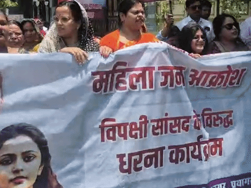 प्रयागराज में भाजपा महिला कार्यकत्रियों का प्रदर्शन:  सांसद उज्जवल रमण के घर का घेराव किया, महिला आरक्षण बिल पास करो के नारे लगाए – Prayagraj (Allahabad) News