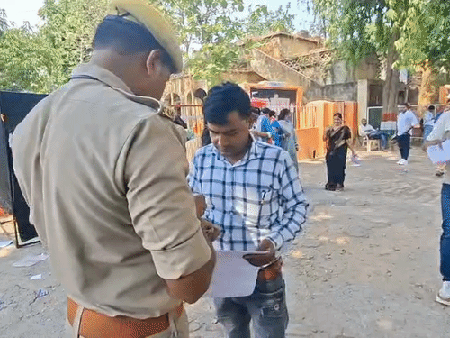 दूसरे दिन भी 50% परीक्षार्थियों ने छोड़ दी परीक्षा:  वाराणसी में 35 केंद्रों पर हुई PGT भर्ती परीक्षा, परीक्षा केंद्रों पर दिखी सख्ती – Varanasi News
