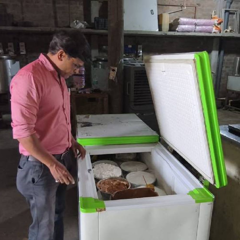 इंदौर में बिना लाइसेंस चल रही आइसक्रीम फैक्टरी:  दो फैक्टरियों में निर्माण में मिली गड़बड़ियां, जंग लगे सांचे और बिना लेबल फ्लेवर मिलने पर सख्ती – Indore News