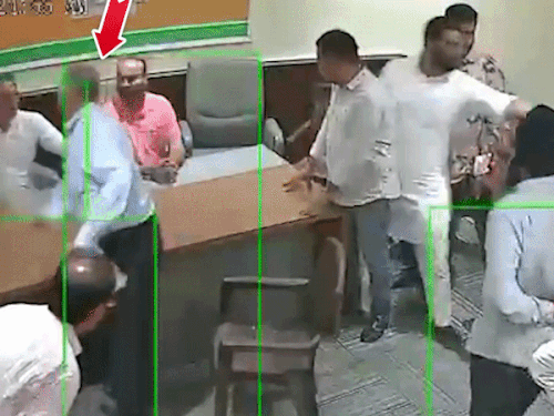 AAP विधायक की ‌नवांशहर BJP प्रधान से हाथापाई:  लक्की से मोबाइल छीनने की कोशिश; आप वर्कर्स ने माइक छीना; BJP ने कहा ट्रॉली चोर – Jalandhar News