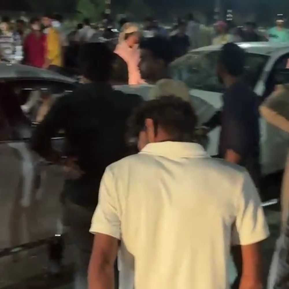 आजमगढ़ में दो कारों में जोरदार टक्कर:  आठ घायलों को इलाज के लिए अस्पताल में कराया गया भर्ती, पूर्वांचल अंडरपास के नीचे हुआ हादसा – Azamgarh News