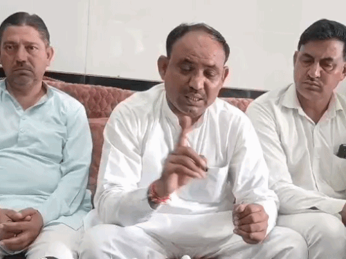 भिवानी में मकान तोड़ने विधायक के घर के बाहर धरना:  कपूर वाल्मीकि बोले- विपक्षी बना रहे मुद्दा, विकास की राह में बने रोड़ा, एडवोकेट बोले-यहीं जगह दी जाए – Bhiwani News