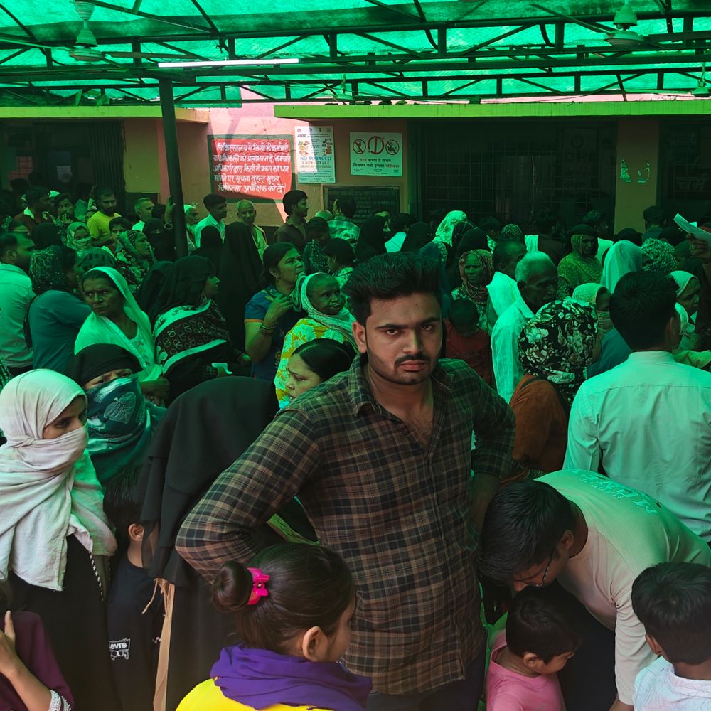 जिला अस्पताल में घंटों लाइन में लगे रहे मरीज:दवा काउंटर बंद रहा, जनगणना ट्रेनिंग में गए थे फार्मासिस्ट