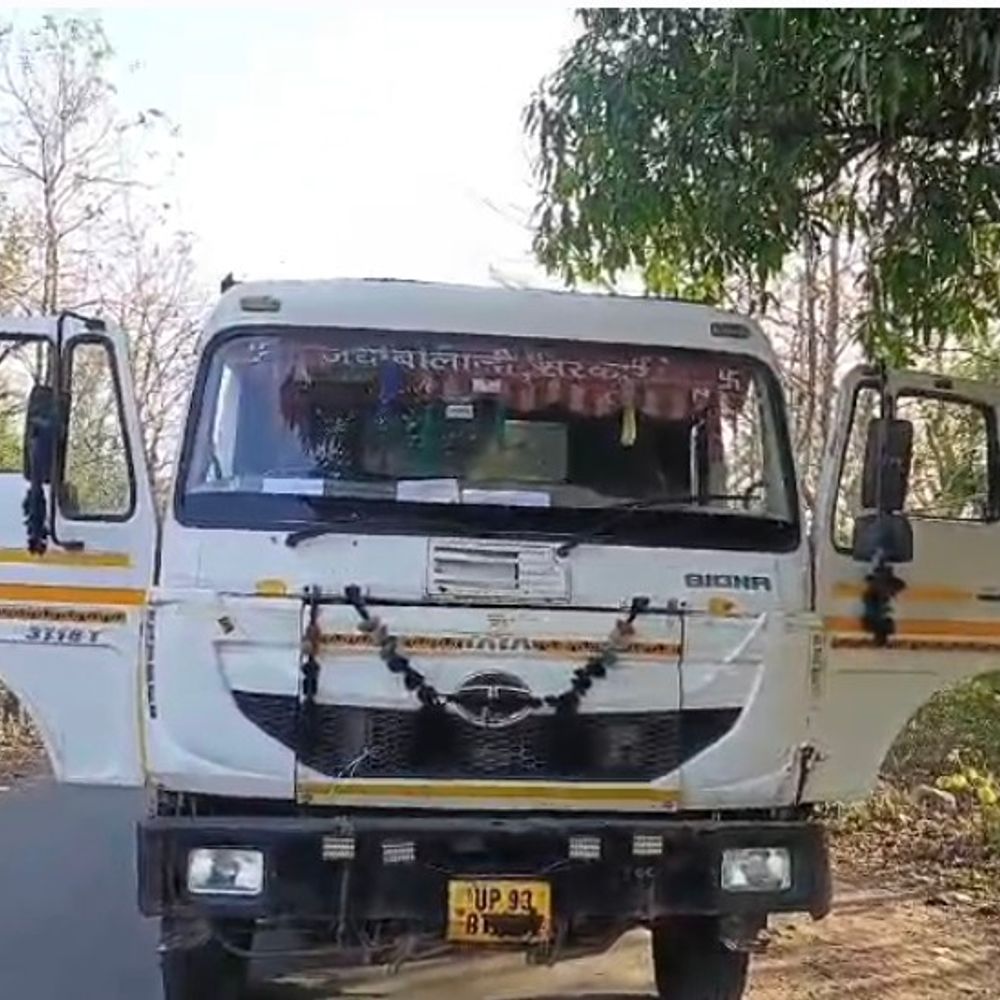 नंबर प्लेट पर कालिख पोतकर कर रहे अवैध परिवहन:पुलिस से बचने के लिए ट्रक चालक ने अपनाया तरीका