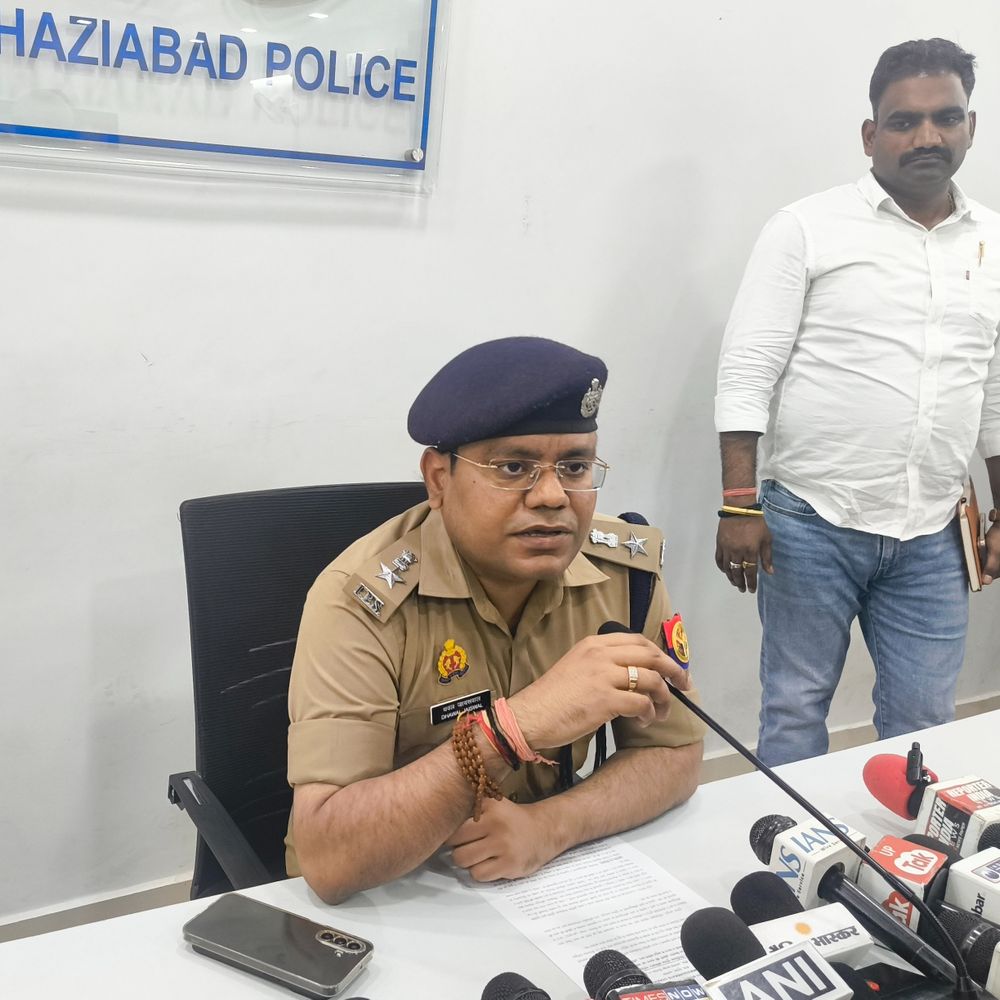 कैश वैन से 27 लाख लूटने वाले दो बदमाश अरेस्ट:6 महीने से कर रहे थे लूट की रेकी, कुल्हाड़ी से काटी कैश वैन के कैमरे की DVR
