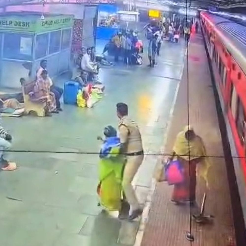 कटिहार में RPF कांस्टेबल ने महिला यात्री की जान बचाई:  चलती ट्रेन से उतरते समय फिसला पैर, CCTV फुटेज वायरल – Katihar News
