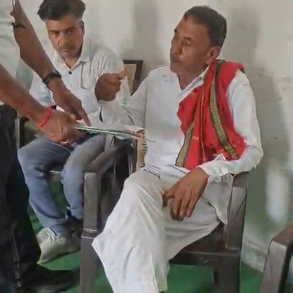 दमोह में पंचायत सचिव 6000 रिश्वत लेते गिरफ्तार:  पीएम आवास की दूसरी किस्त के लिए मांगी थी रकम, चौकीदार भी आरोपी – Damoh News