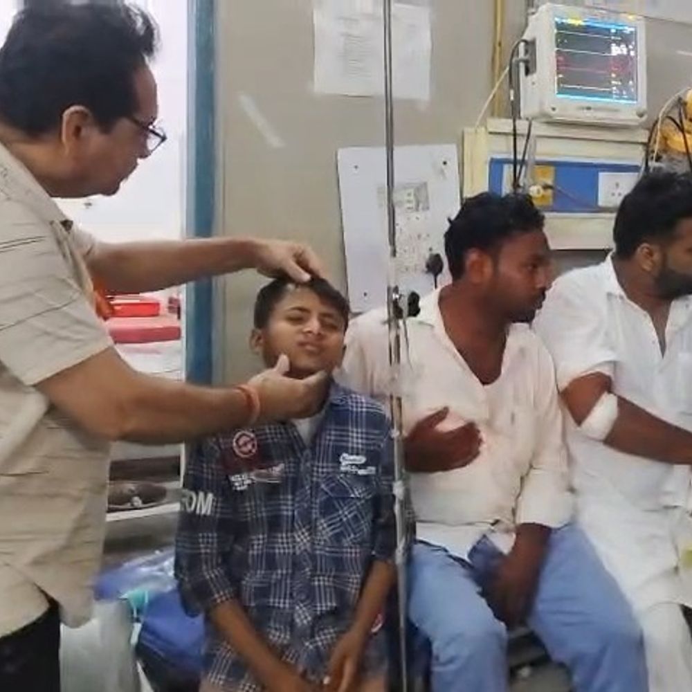 बागपत में मिनी बस-जेसीबी टक्कर, 18 बराती घायल:  गौरीपुर मोड़ पर हादसा, शादी से लौट रहे बरातियों से भरी बस टकराई – Baghpat News