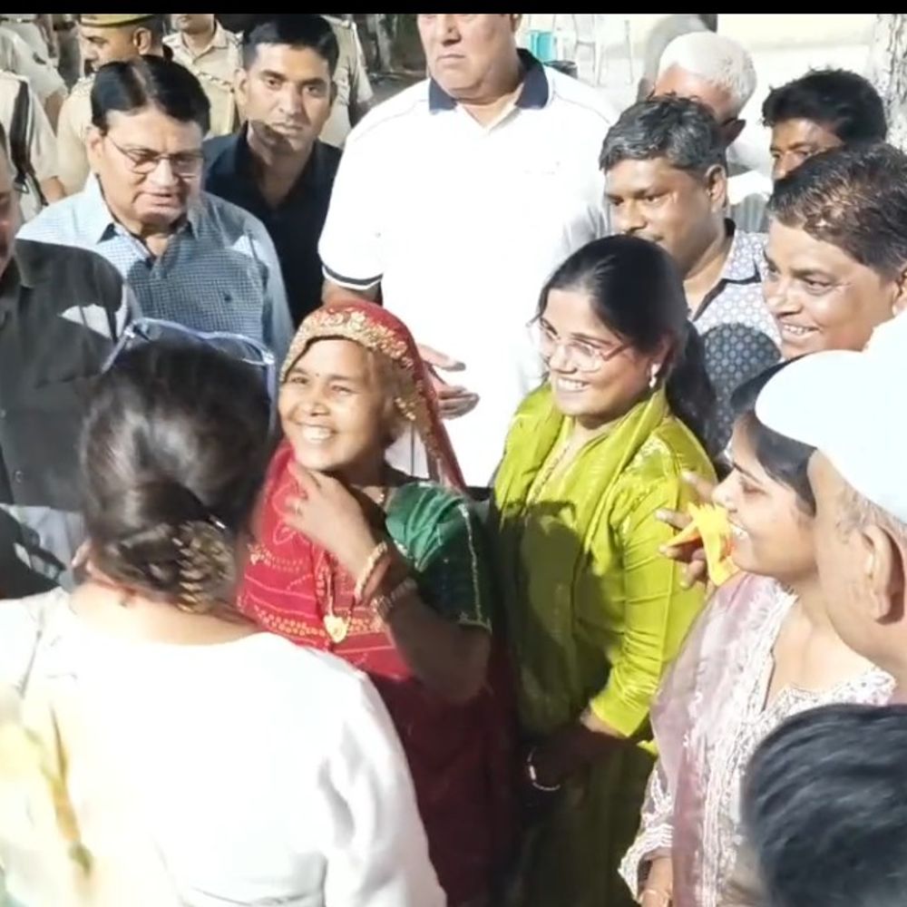वसुंधरा राजे से मिलने पहुंचीं ‘हमारी बेटी योजना’ की बेटियां:  शादी का दिया न्योता, पूर्व सीएम ने गले लगाकर दिया आशीर्वाद – jhalawar News