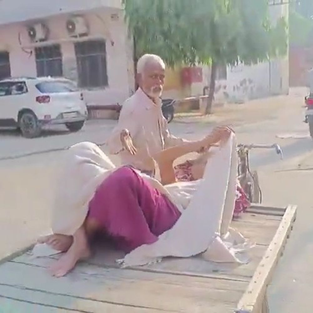 महिला को अस्पताल से ठेले पर ले जाने पर जवाब-तलब:मंत्री ने स्वास्थ्य महानिदेशक से मांगी रिपोर्ट, बरेली में जांच को तीन सदस्यीय कमेटी बनी