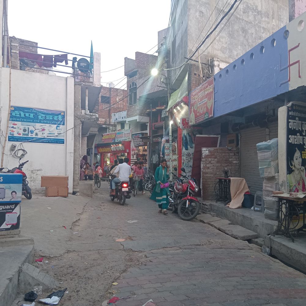 अतिक्रमण अभियान में दोहरी नीति का आरोप:अंजहिया बाजार रोड पर अतिक्रमण तोड़ा , चौक बाजार को छोड़ा; सपा ने लगाया भेदभाव का आरोप