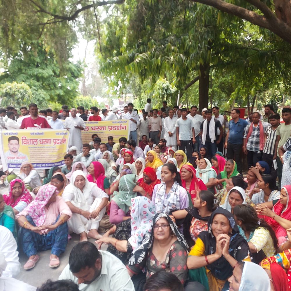 मेरठ में गांव वालों ने कमिश्नर ऑफिस घेरा:अपर नगर आयुक्त से बोले- नगर निगम अब 'नरक निगम' है, हर तरफ जलभराव और गंदगी