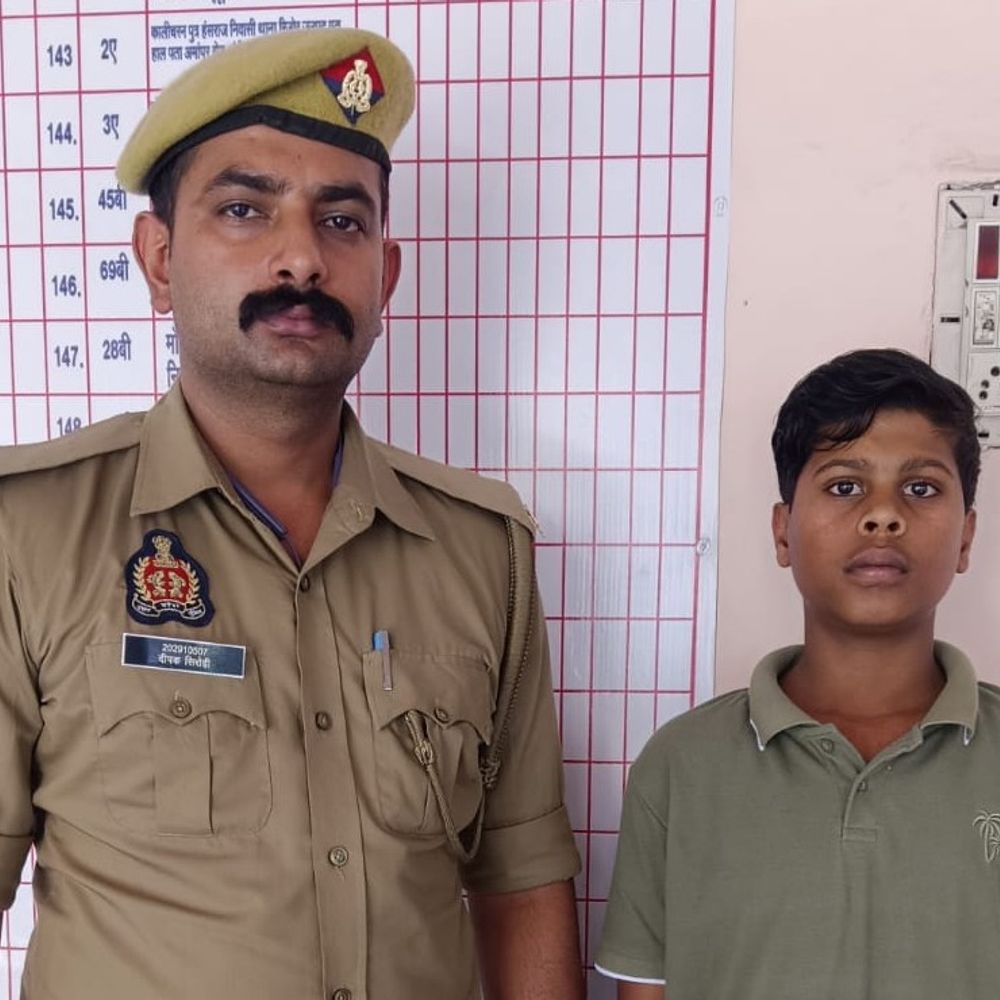 पुलिस ने 14 वर्षीय लापता बालक को किया बरामद:कासगंज में 'ऑपरेशन मुस्कान' के तहत परिजनों को सकुशल सौंपा