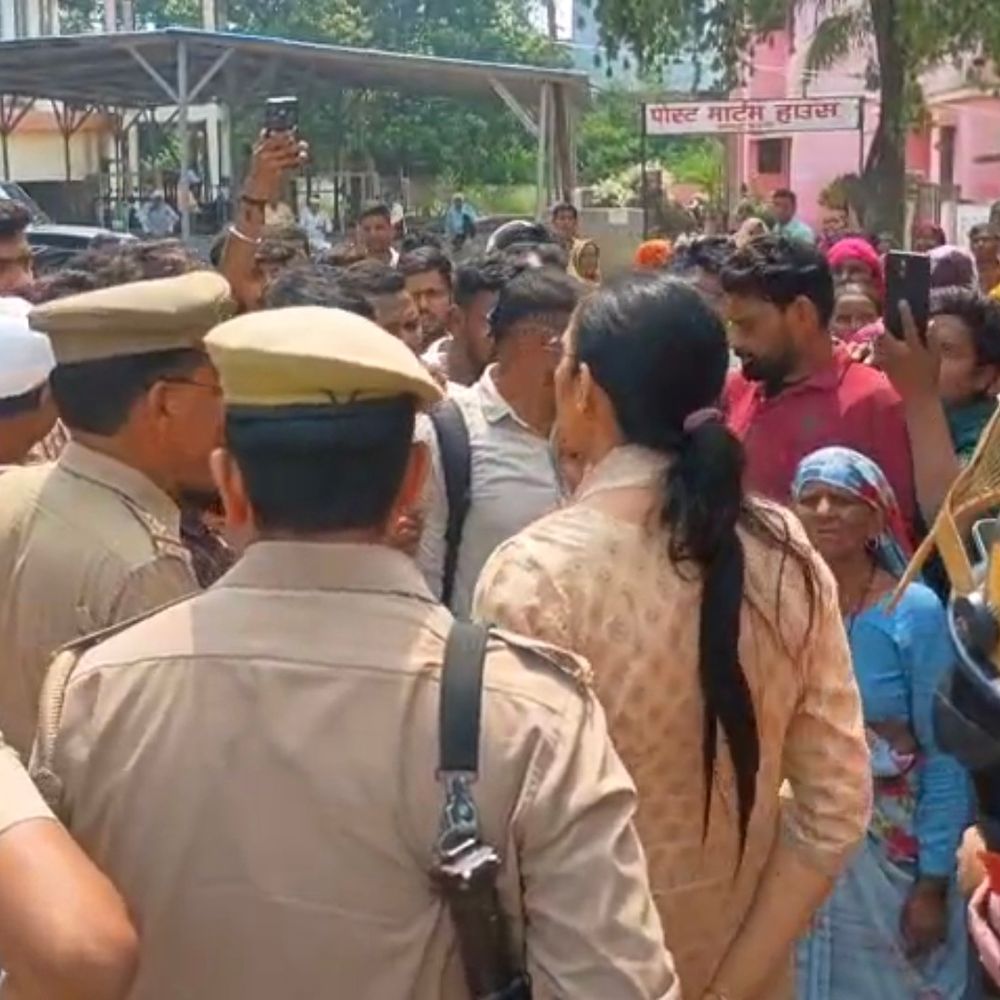 बिजनौर जेल में बंदी की मौत पर हंगामा:हत्या का आरोप, डीआईजी बरेली की गाड़ी के आगे लेटे परिजन, जमानत पर छूटने वाला था