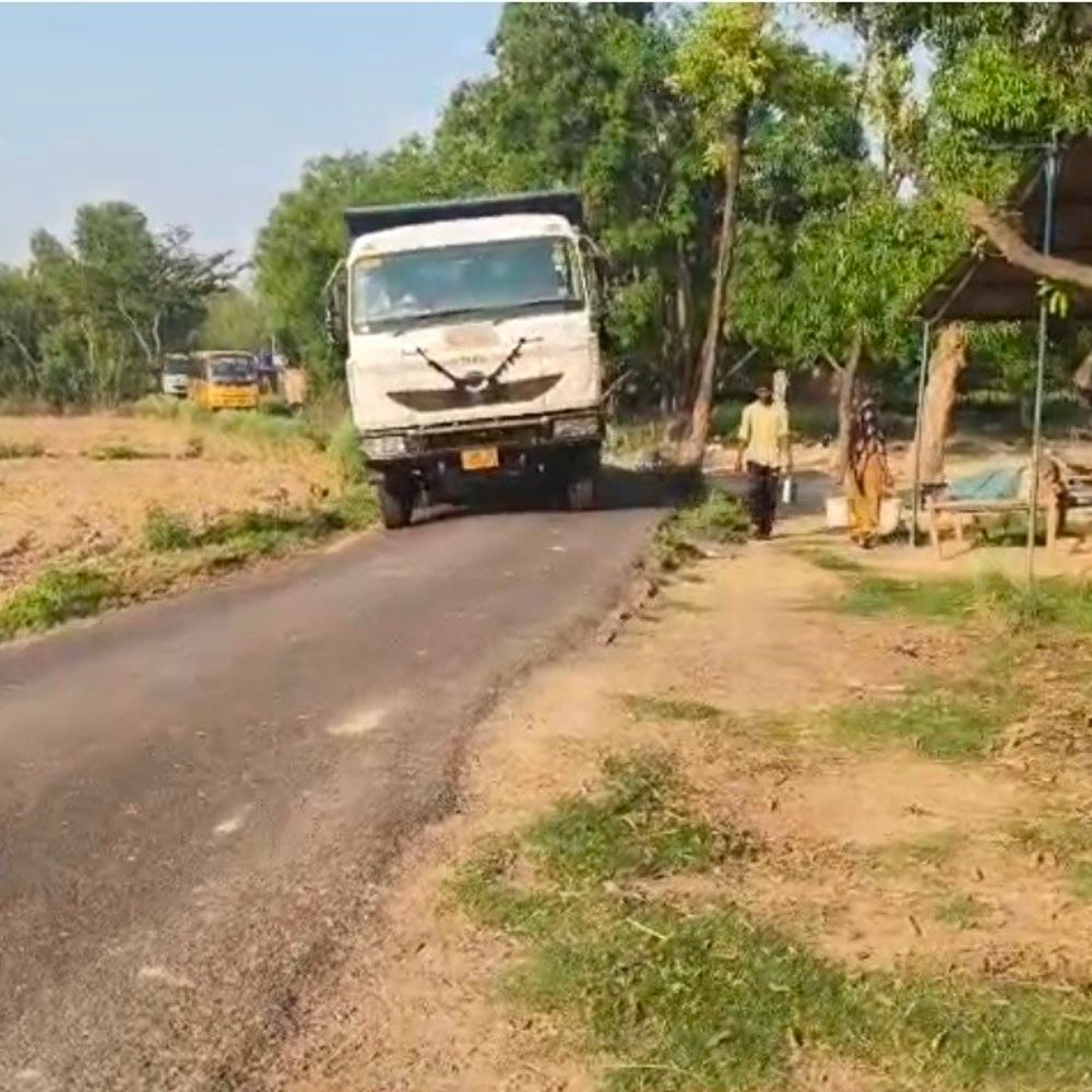 रायबरेली में ओवरलोड डंपरों से गौचरा-छेदी पुरवा सड़क जर्जर:तेज रफ्तार वाहनों से नई सड़क बदहाल, ग्रामीण परेशान, आए दिन हादसे