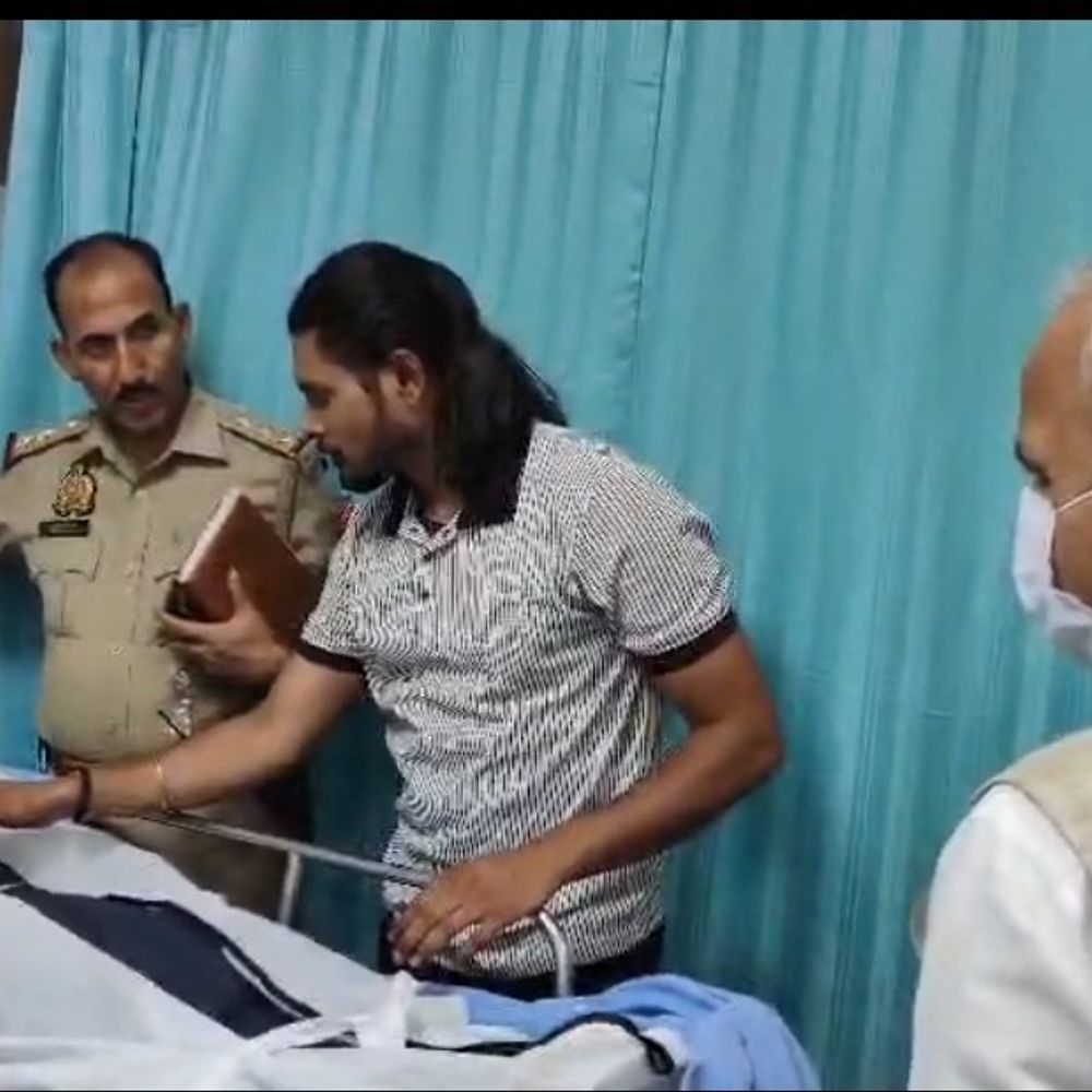 अलीगढ़ में मरीज की मौत:परिजन बोले-डॉक्टर- और स्टाफ इलाज करने की बजाए बिल को लेकर उलझे रहे, लापरवाही से गई जान