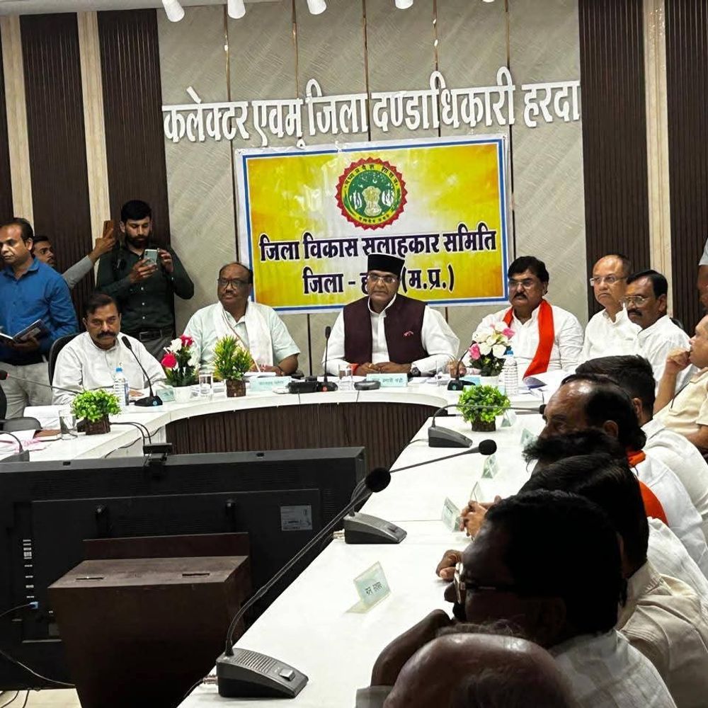 गेहूं तुलाई में देरी पर किसानों का सड़क जाम:  हरदा में प्रभारी मंत्री की बैठक के बीच विरोध; 10 हजार किसानों की स्लॉट बुकिंग अटकी – Harda News