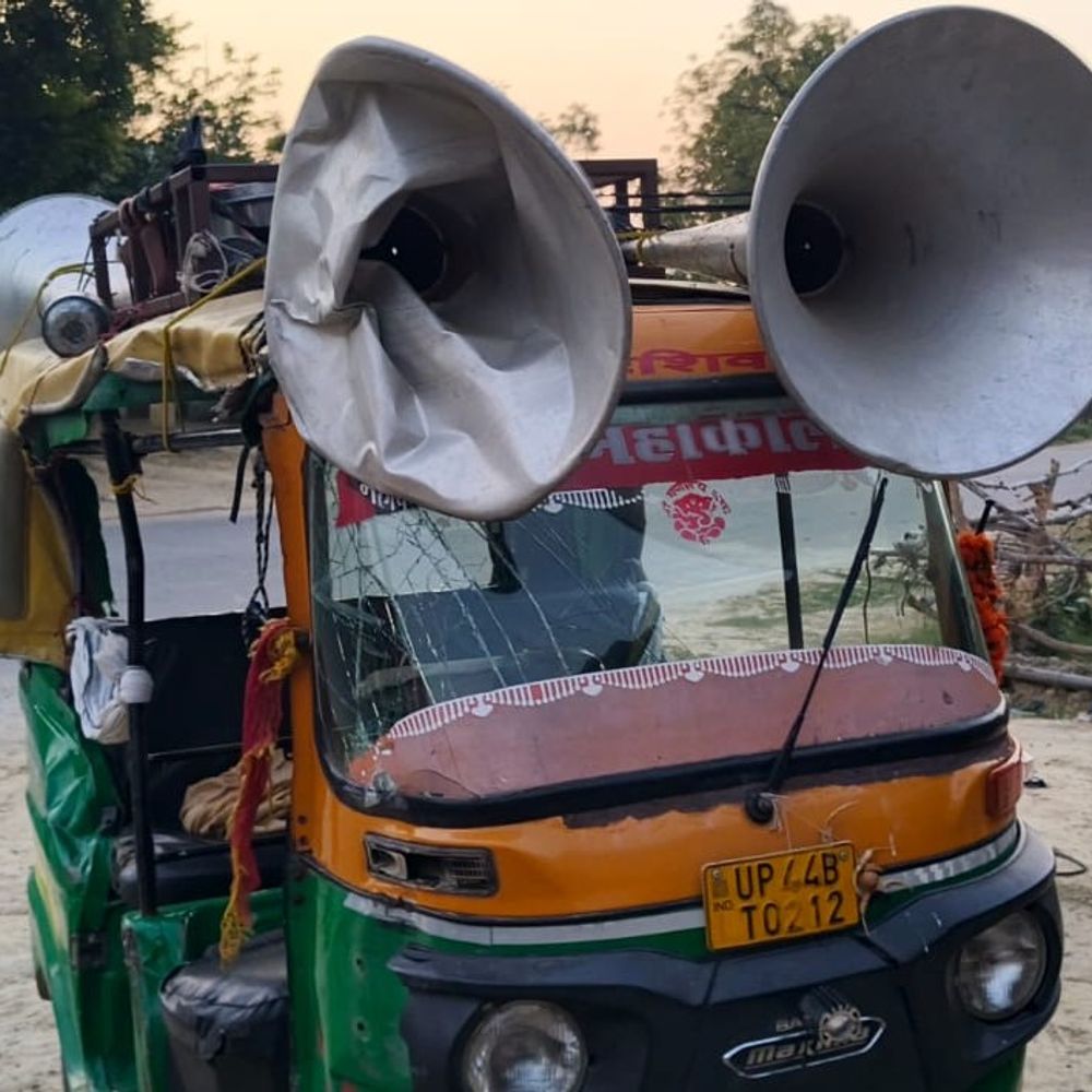सुलतानपुर में सड़क हादसे में 2 भाइयों की मौत:बैंड का सामान उतरते समय तेज रफ्तार वाहन ने मारी टक्कर, अस्पताल में मृत घोषित