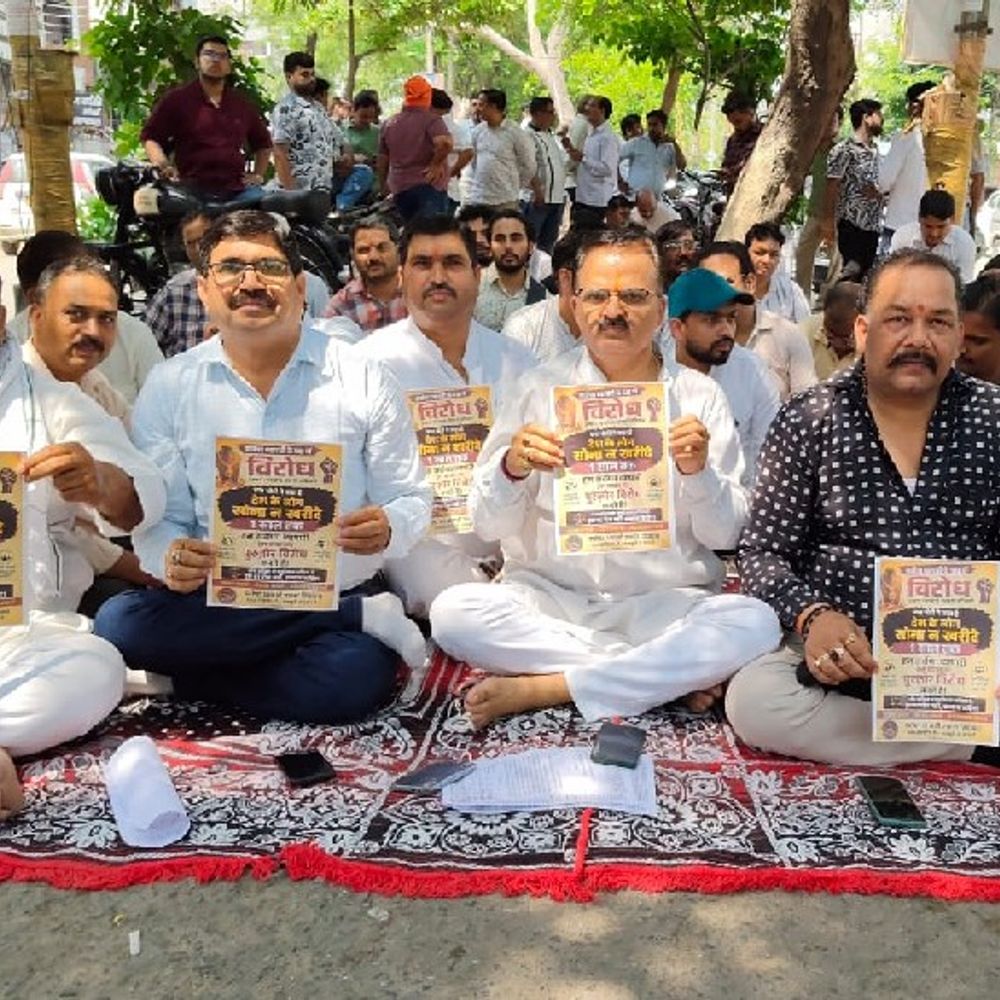 पीएम की अपील पर लखनऊ में एक दिन बाजार बंद:“सोने को जितना डराओगे, लोग उतना खरीदेंगे”, ज्वेलर्स बोले- रोक नहीं, गोल्ड मोनेटाइजेशन स्कीम है समाधान