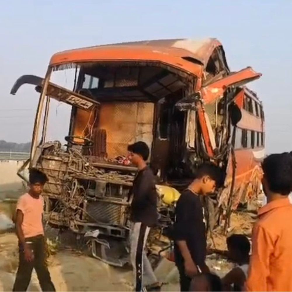 टायर फटने से डबल डेकर बस पलटी:एक यात्री की मौत, 30 से अधिक घायल, बदायूं में एक्सप्रेसवे पर हुआ हादसा