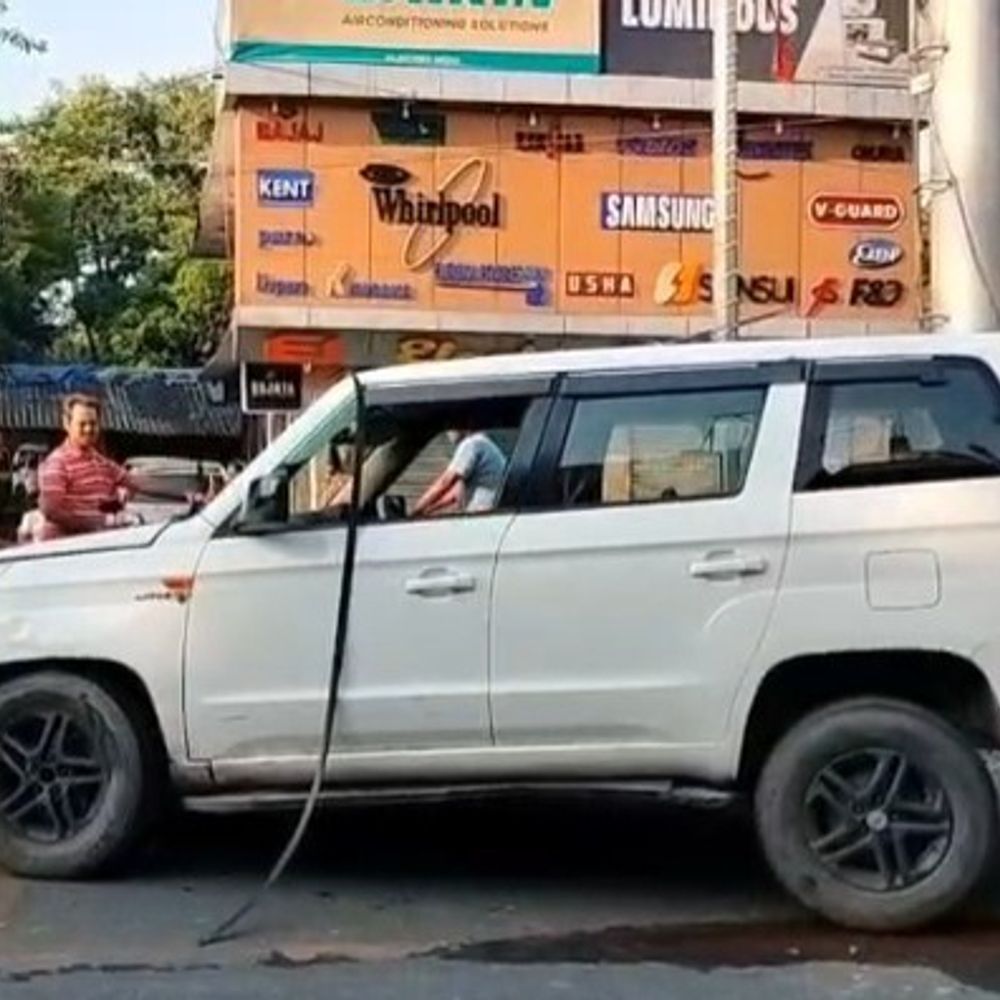 गयाी में तेज रफ्तार कार डिवाइडर से टकराई:  दो लोग घायल, पुलिस ने अस्पताल पहुंचाया; सिविल लाइन थाना के सामने हादसा – Gaya News
