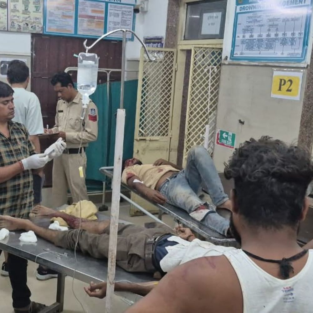ट्रक-बाइक की भिड़ंत, तीन घायल युवक जबलपुर रेफर:ट्रक ड्राइवर केबिन में फंसा, इलाज के दौरान मौत; दमोह-कटनी मार्ग पर हादसा