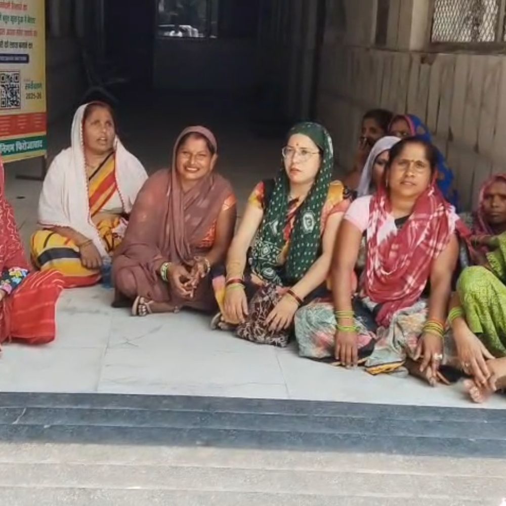 वार्ड-29 में जलभराव, टूटी गलियों से लोग परेशान:महिलओं ने नगर निगम परिसर में किया प्रदर्शन, बोलीं- घर से निकलना मुश्किल