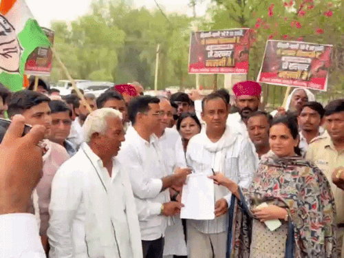 बढ़ते नशे के खिलाफ खाजूवाला में सड़कों पर उतरी कांग्रेस:  SDM ऑफिस पर नारेबाजी की; पूर्व मंत्री गोविंदराम की अनुपस्थिति रही चर्चा में – Bikaner News